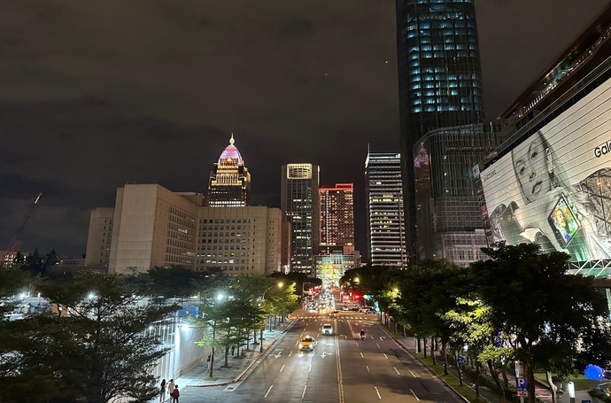 不夜城中對暗空的呼喚｜街訪走讀城市照明設計