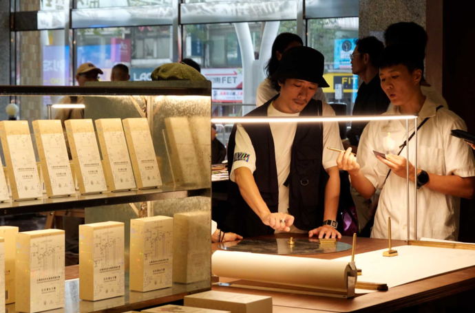 煉銅再生術！台電文創用水力電廠回收銅材打造文具精品